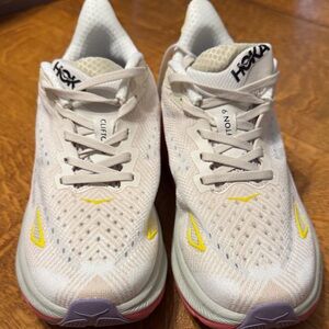 (S-8) Hoka Clifton 9 White with yellow and pink
Size 7D